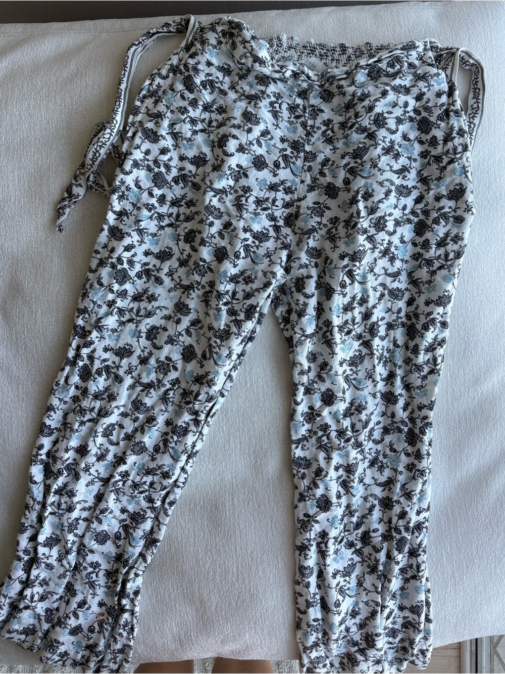 Joie loose linen pants with white, black, & blue floral print in size S